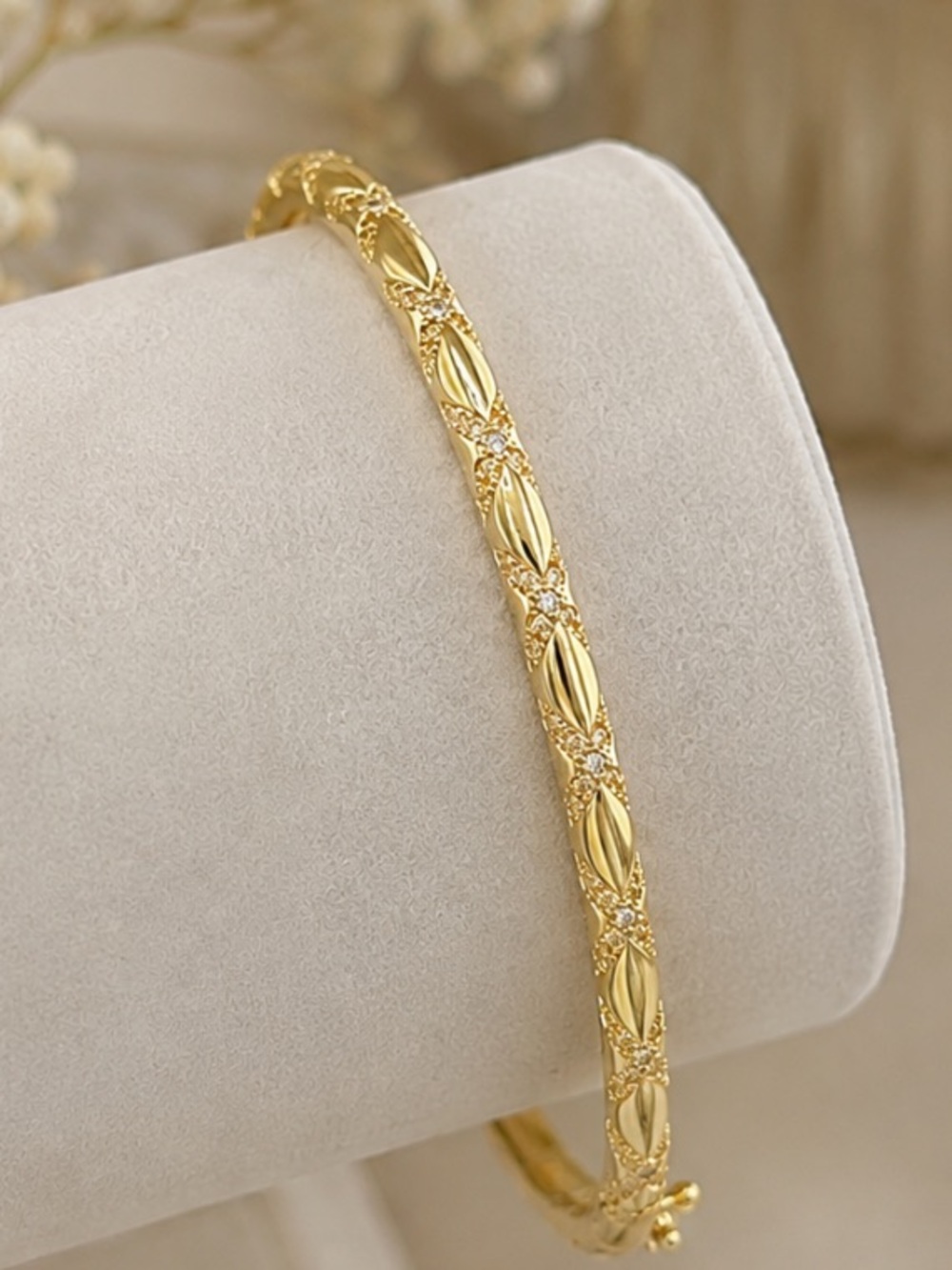 18k Diamond Cut Bangle